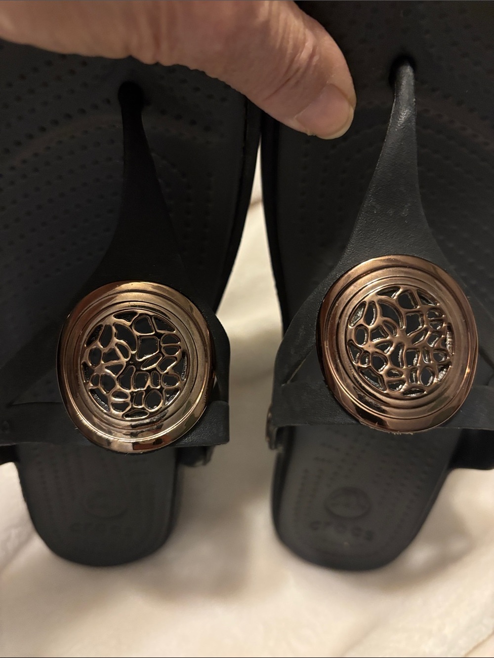 CROCS Sanrah Embellished Hammered Circle Wedge Flip Flop Sandals Black Gold 8 - Picture 10 of 13
